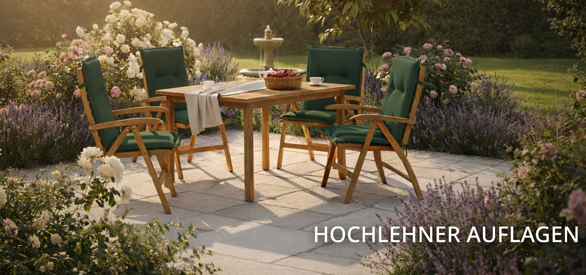 Holz Gartenstühle mit grünen Stuhlauflagen auf Terrasse im Garten